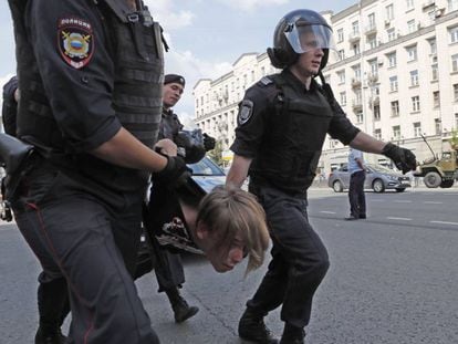 – A polícia russa detém uma pessoa durante o protesto no sábado em Moscou.