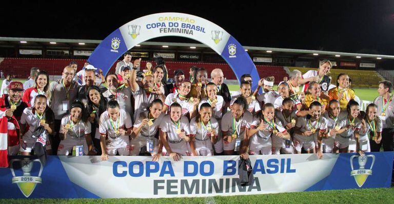 Jogadoras comemoram o título da Copa do Brasil.
