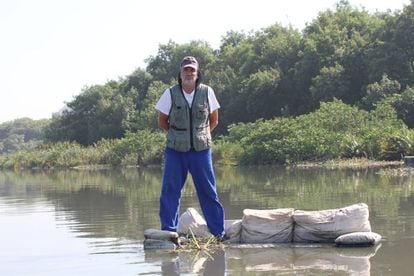 O biólogo Mario Moscatelli, nas aguas poluídas da lagoa da Tijuca.