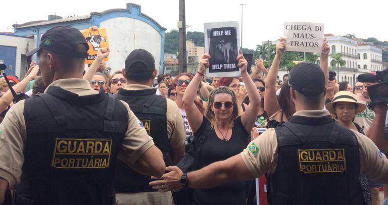 Ativistas protestam no porto de Santos no último domingo.