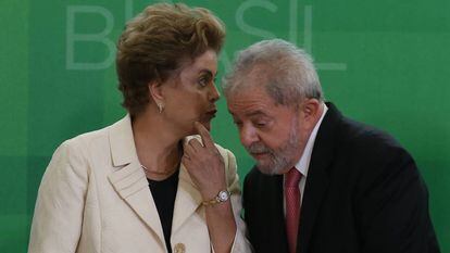 Dilma e Lula durante nomeação de novos ministros, em março