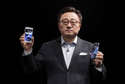 O presidente de Mobile da Samsung, DJ Koh, apresenta em Barcelona, neste domingo, os novos S7 e S7 Edge.