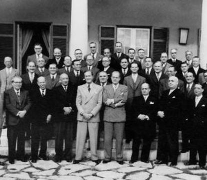 Ricardo Ribeiro, filho do fundador, com um grupo de funcionários em 1945.