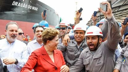 Dilma Rousseff e oper&aacute;rios batizam petroleiro nesta segunda.