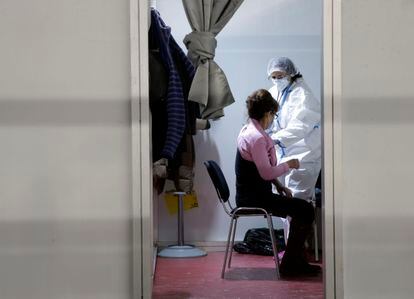 Paciente recebe uma dose da vacina contra a covid-19 em Belgrado, Sérvia, na segunda-feira. 
