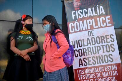 Protesto da comunidade embera contra o Exército, na sexta-feira em Bogotá. 