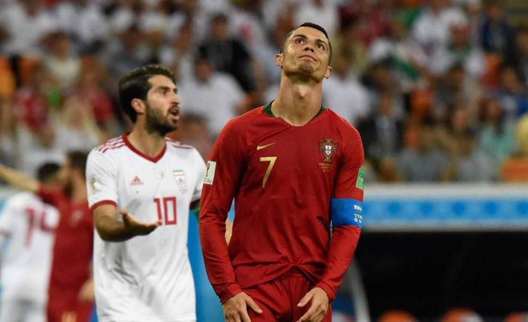 Ronaldo lamenta chance perdida.