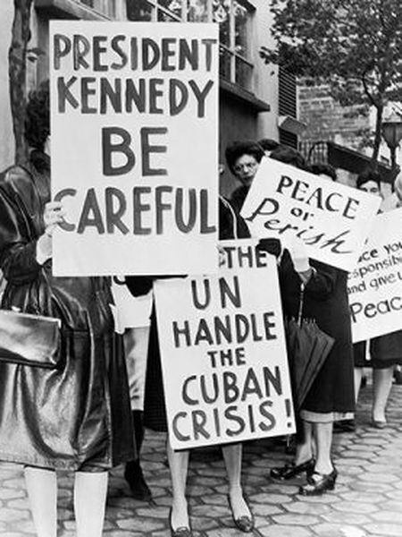Um grupo de mulheres se manifesta a favor da paz durante a crise dos mísseis, em 1962.