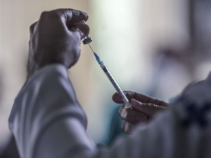 Profissional prepara uma dose da vacina contra a covid-19 no Rio de Janeiro.
