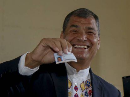 O presidente do Equador, Rafael Correa, vota neste domingo.