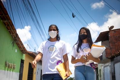 Os estudantes Samuel Rebouças e Mikaelle Honorato, que participam do projeto de busca ativa de colegas em Fortaleza.