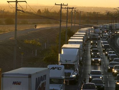 Uma fila de caminhões na fronteira do México com EUA em abril.