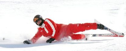 Michael Schumacher cai na neve, em uma imagem de 2006.