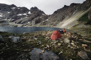 Acampamento feito durante o circuito de trekking Dentes de Navarino, na Terra do Fogo.