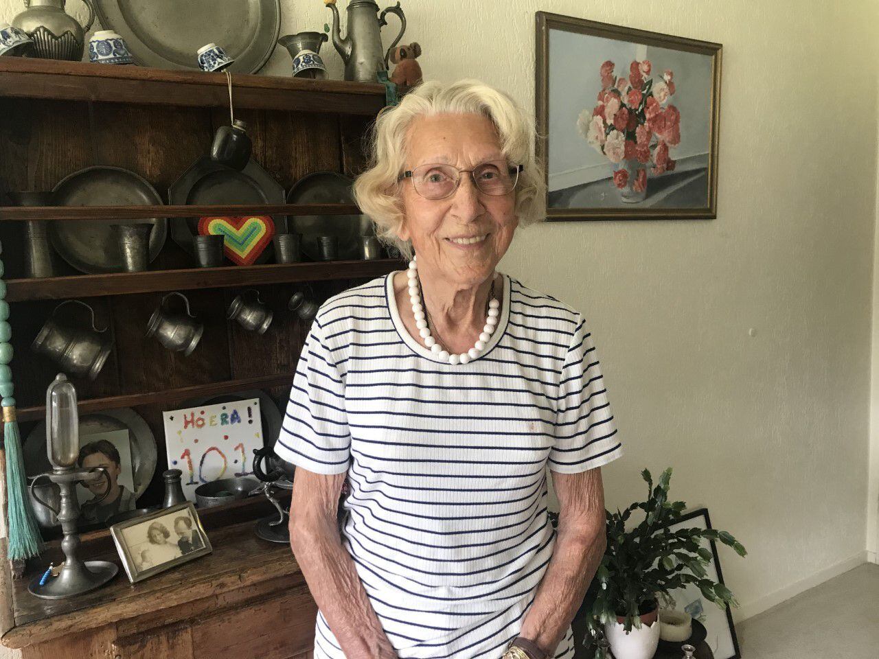 Susan Hosang-Van Riemsdijk, de 102 anos, em sua casa de Hilversum, no centro da Holanda. 