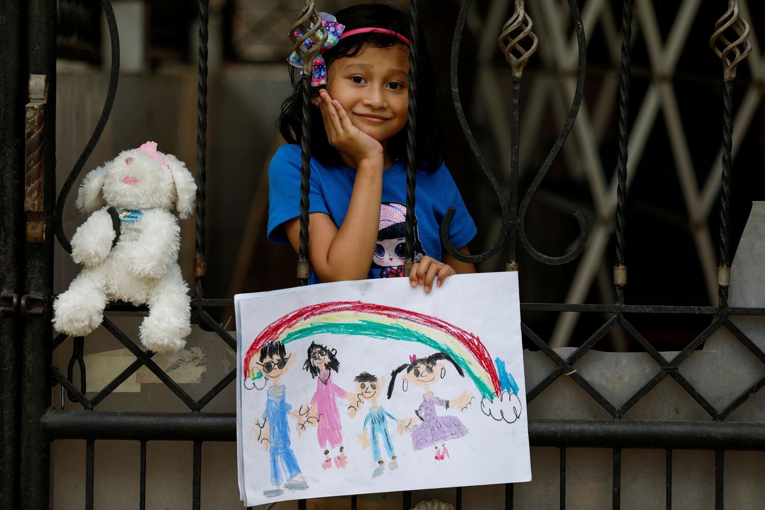 Jemima, de seis anos, desenhou um piquenique com os pais e os avós, algo de que sente falta durante o confinamento em Bekasi (Indonésia). 