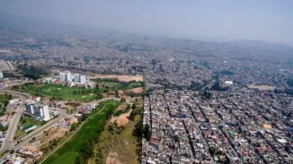 Condomínio de luxo em meio a bairros populares, no México