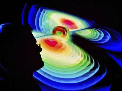 Cientista observa representação das ondas gravitacionais.