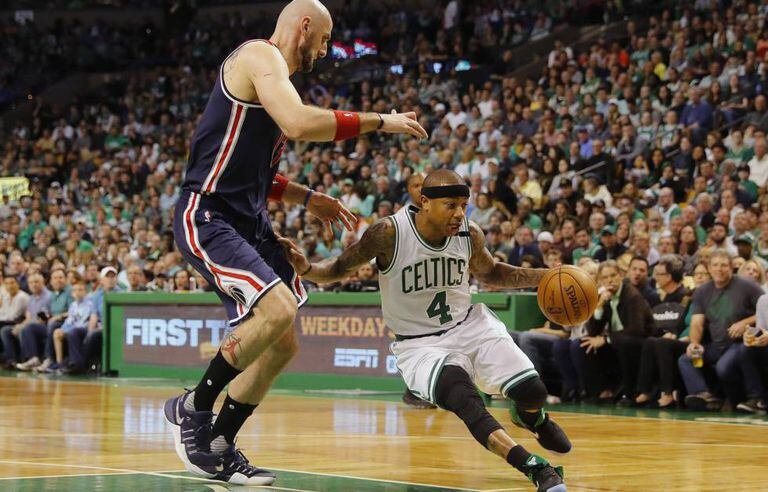 Isaiah Thomas tenta driblar Gortat.