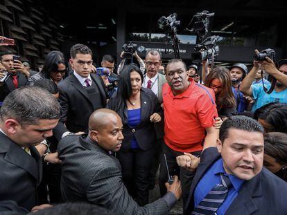 A procuradora-geral-adjunta Katherine Harrington tenta entrar na sede do Ministério Público em Caracas.