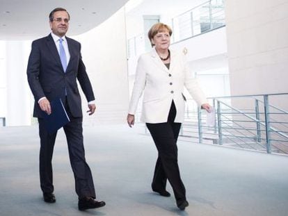 A chanceler alemã, Angela Merkel, com o primeiro-ministro grego, Antonis Samaras.
