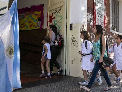 Alunos entram em escola pública, em Buenos Aires.