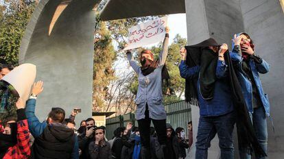 Estudantes na Universidade de Teerã em uma das manifestações contra o Governo no sábado