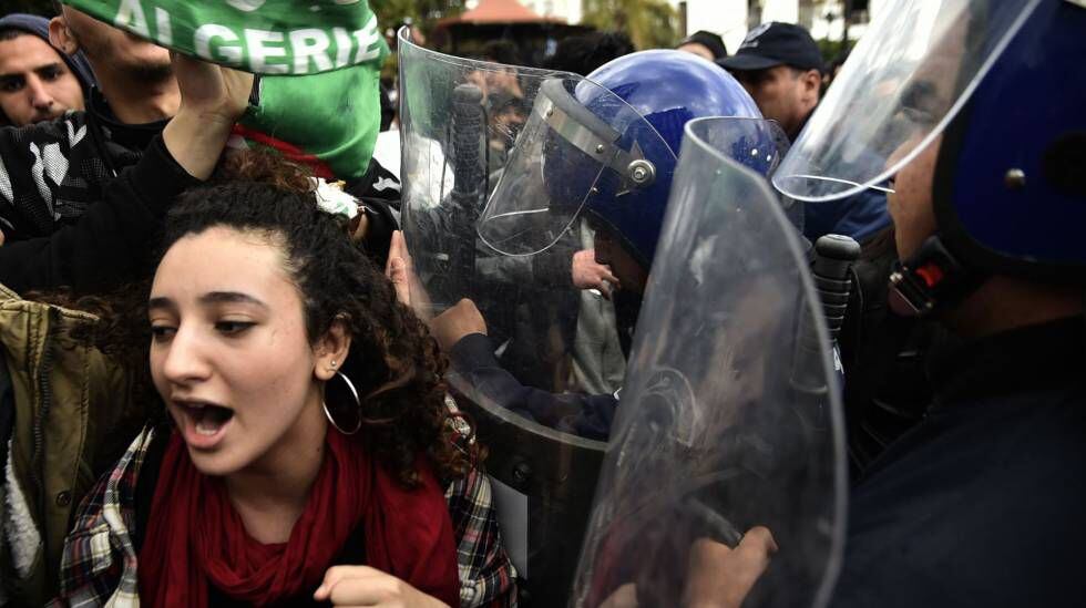 Protesto de estudantes argelinos contra o presidente Abdelaziz Bouteflika, em Argel. 