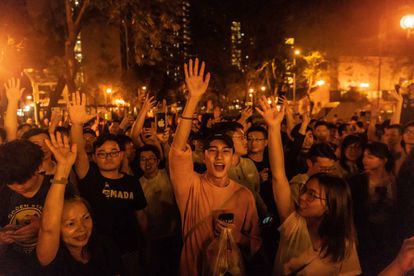 Jovens celebram a derrota do conservador Junius Ho, neste domingo em Hong Kong.
