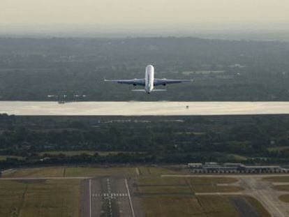Decolagem de um avião no aeroporto de Heathrow.