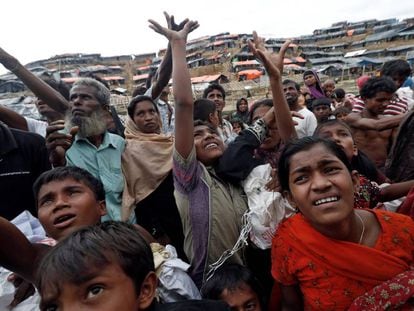 Refugiados rohingya chegam a Bangladesh.
