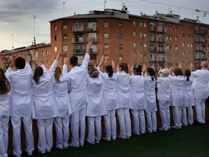 Vizinhança aplaude médicos e enfermeiros locados em hospital de campanha na Espanha.