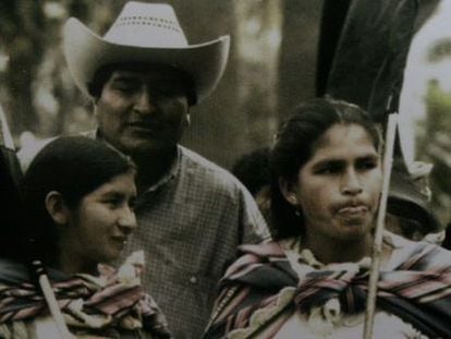 Evo Morales com líderes do movimento feminino cocaleiro.