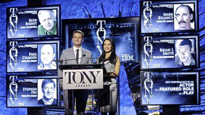 Os atores Jonathan Groff e Lucy Liu anunciam os nominados ao prêmio Tony.