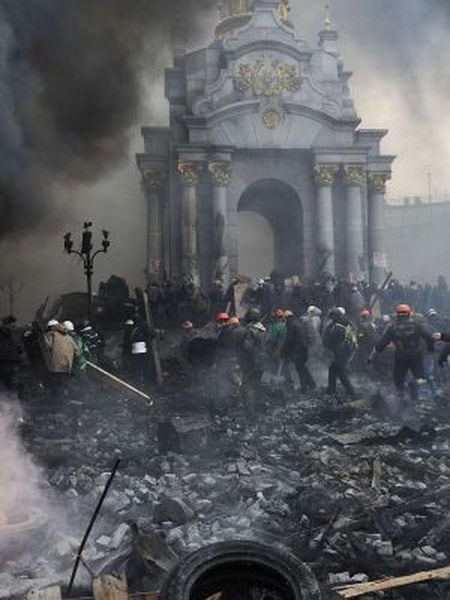 Um protesto armado avança em Kiev, no dia 20 de fevereiro.