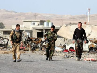 Soldados das forças curdas iraquianas (peshmerga) patrulham um bairro de Musul, norte do Iraque, na quarta-feira.