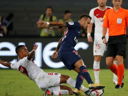 Neymar sofre uma falta de Tielemans pouco depois de entrar em campo na Supercopa francesa.