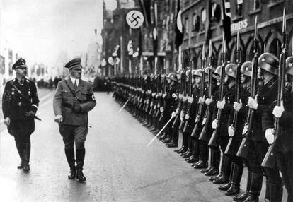 Hitler diante de efetivos das SS, acompanhado por Himmler.