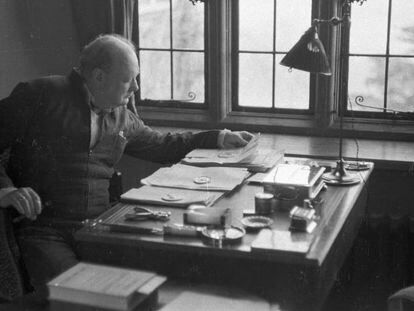 Winston Churchill em seu escritório em 1939, ano em que redigiu o ensaio.