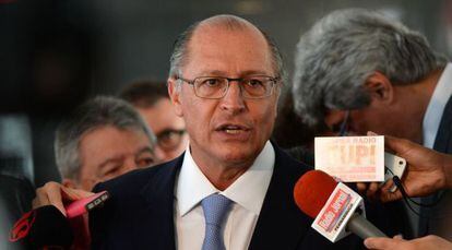 Alckmin concede entrevista ap&oacute;s reuni&atilde;o com Dilma.