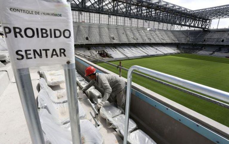 Operário trabalha nas obras da Arena da Baixada.