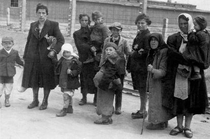 Mulheres judias com seus filhos caminham para as câmaras de gás.