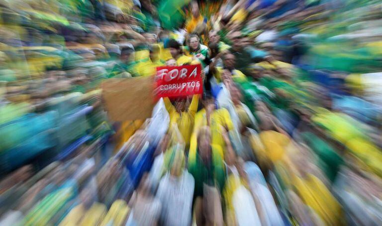 Manifestantes protestam contra a corrupção.