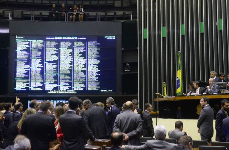 Deputados debatem a reforma política nesta quarta.