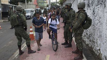 Militares fazem patrulha no Rio de Janeiro.