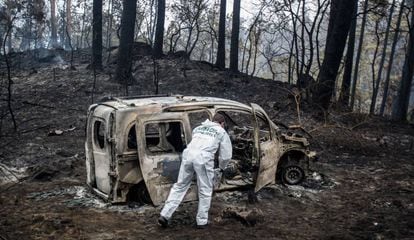 Perito examina veículo queimado em Chandebrito, onde morreram duas pessoas..