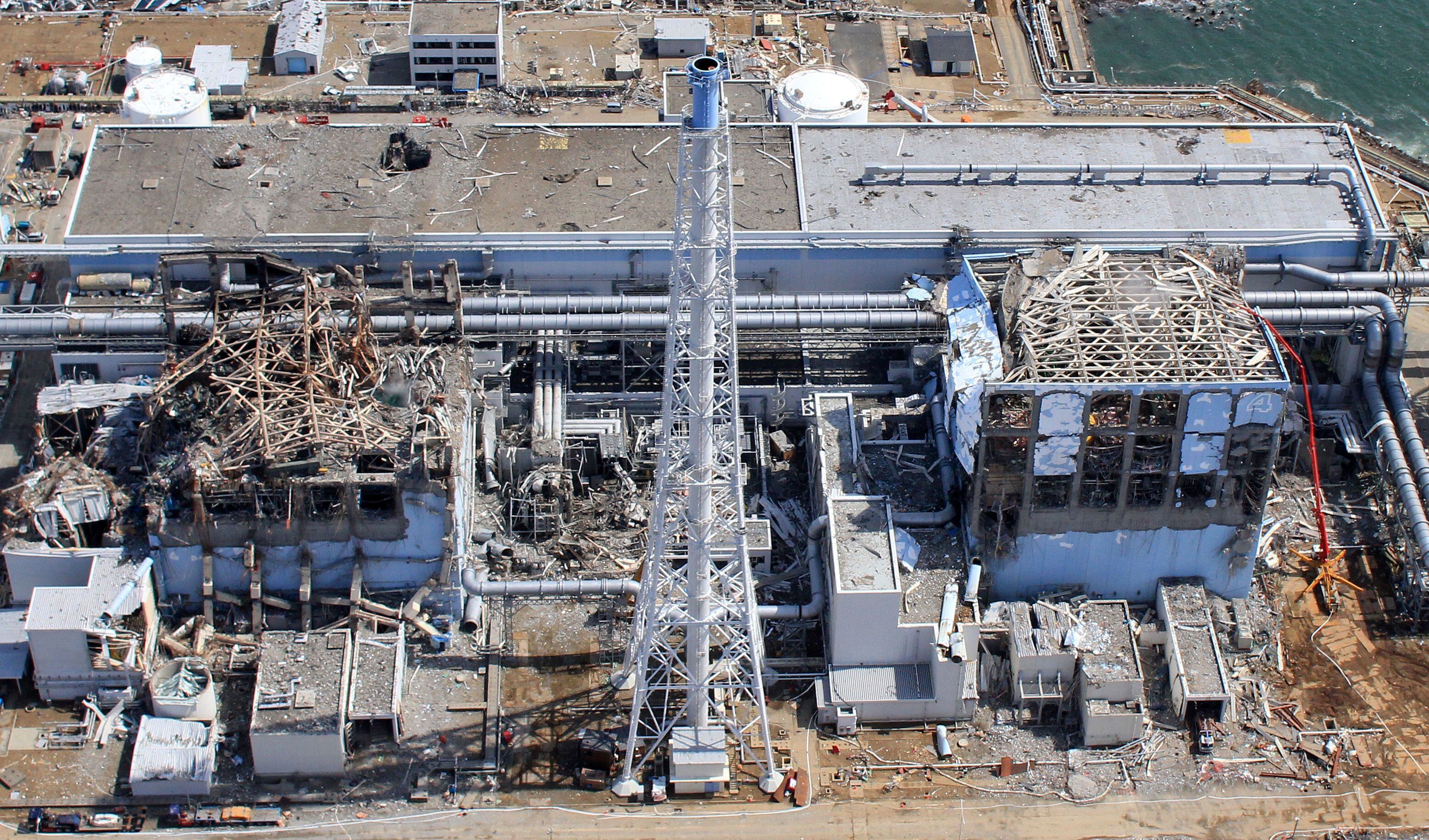 Imagem aérea da usina de Fukushima Daiichi em 24 de março de 2011, um mês depois do tsunami.