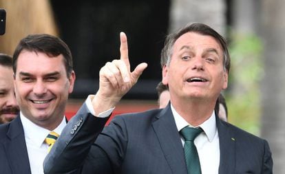 O presidente Jair Bolsonaro ao lado do filho, o senador Flávio Bolsonaro, em lançamento de seu partido, Aliança Pelo Brasil. 