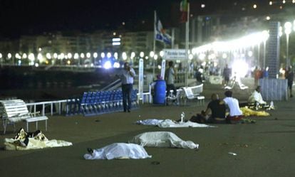 Corpos espalhados pelo chão na avenida do ataque.