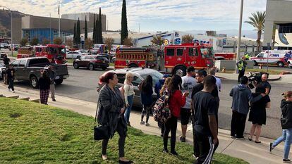 Movimentação em frente à escola Saugus High School após um tiroteio deixar vítimas.
